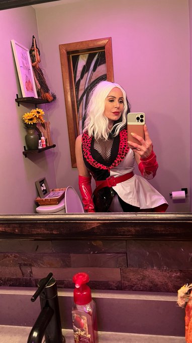 #HappyHalloween 🎃👻 be safe today #CruellaDevil #Selfie https://t.co/CeRlPy5ZZ2