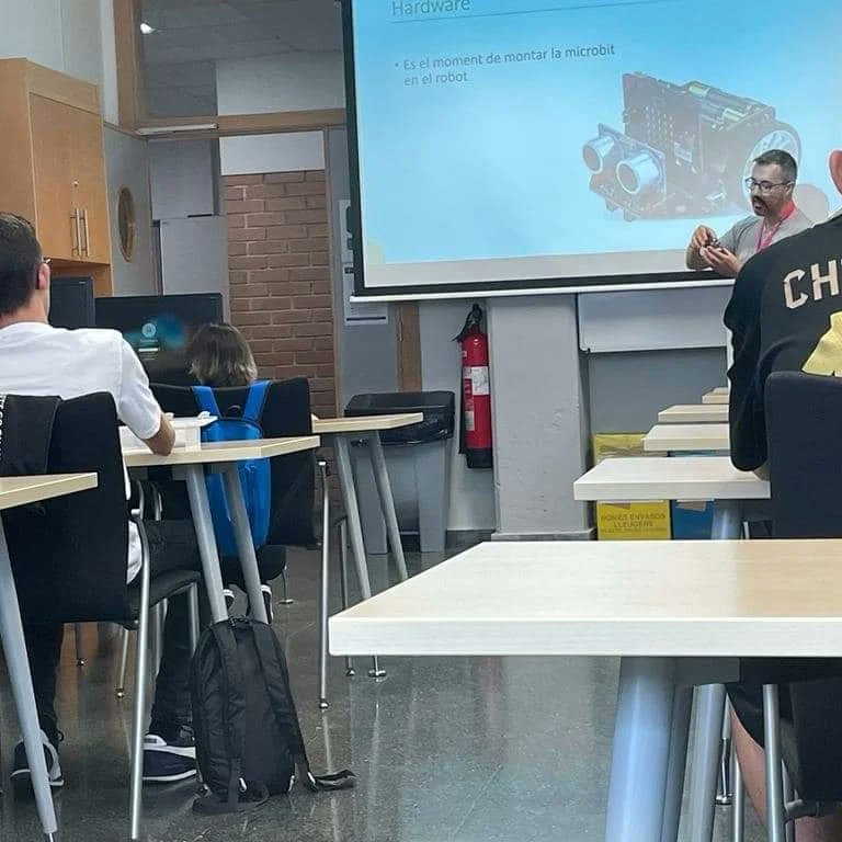 sucrobot's tweet image. Alumnes de 4t i 1r de Batxillerat de Tecnologia han estat a la Universitat Politècnica de València realitzant tallers de criptografia i pensament computacional. #sucrobot #upv #cièncialab