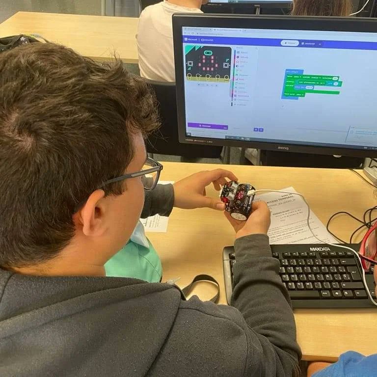 sucrobot's tweet image. Alumnes de 4t i 1r de Batxillerat de Tecnologia han estat a la Universitat Politècnica de València realitzant tallers de criptografia i pensament computacional. #sucrobot #upv #cièncialab