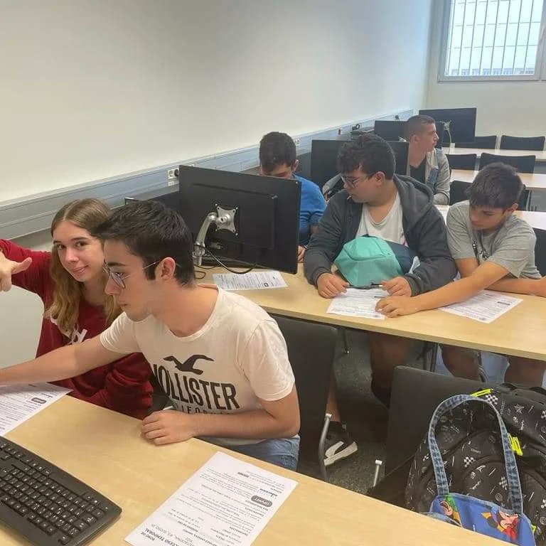 sucrobot's tweet image. Alumnes de 4t i 1r de Batxillerat de Tecnologia han estat a la Universitat Politècnica de València realitzant tallers de criptografia i pensament computacional. #sucrobot #upv #cièncialab