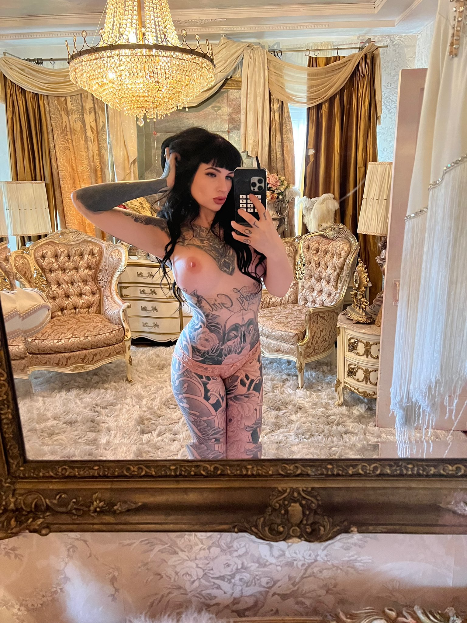 Just a classy nude blessing your timeline ✨ ✨ ✨ https://t.co/52OTg6W2Qb