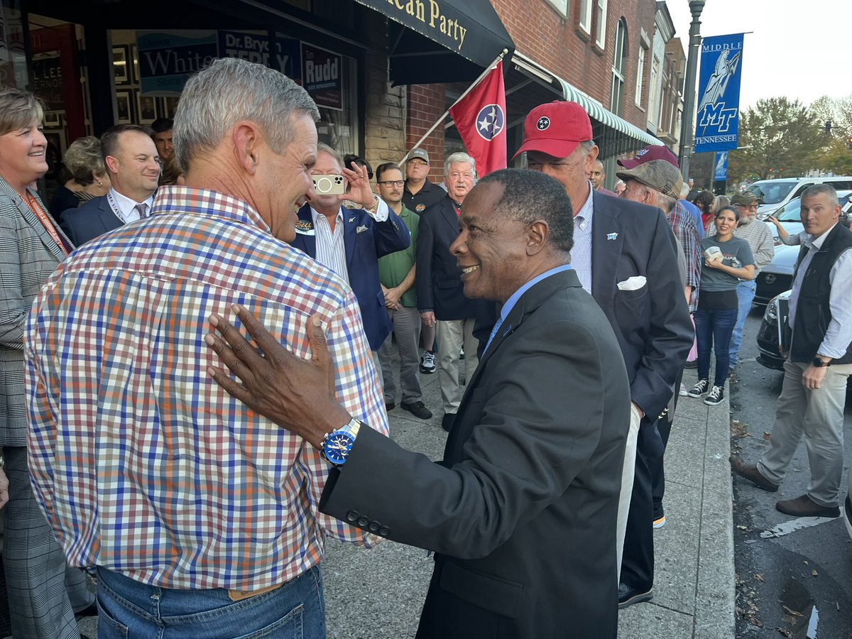 BillLeeTN's tweet photo. Thank you Rutherford County for a great stop on our bus tour. Hope to see you all in Franklin at 7! #TennesseeWorks https://t.co/McRHM0CUMI