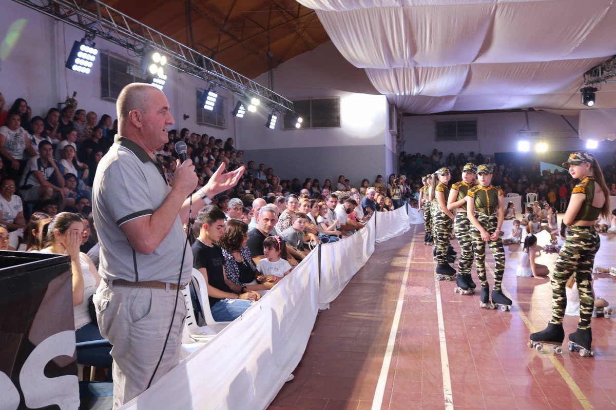 CDArgentino's tweet photo. Los brillantes momentos que dejó el Festival de Patín Artístico 2022.

Un show único e inigualable en la zona que, afortunadamente, nos pertenece.

¡Felicitaciones a las más de cien patinadoras en escena, a la profesora Florencia Operti y al invitado Facundo Nieva! ⛸️✨ https://t.co/iYhbRgVWce