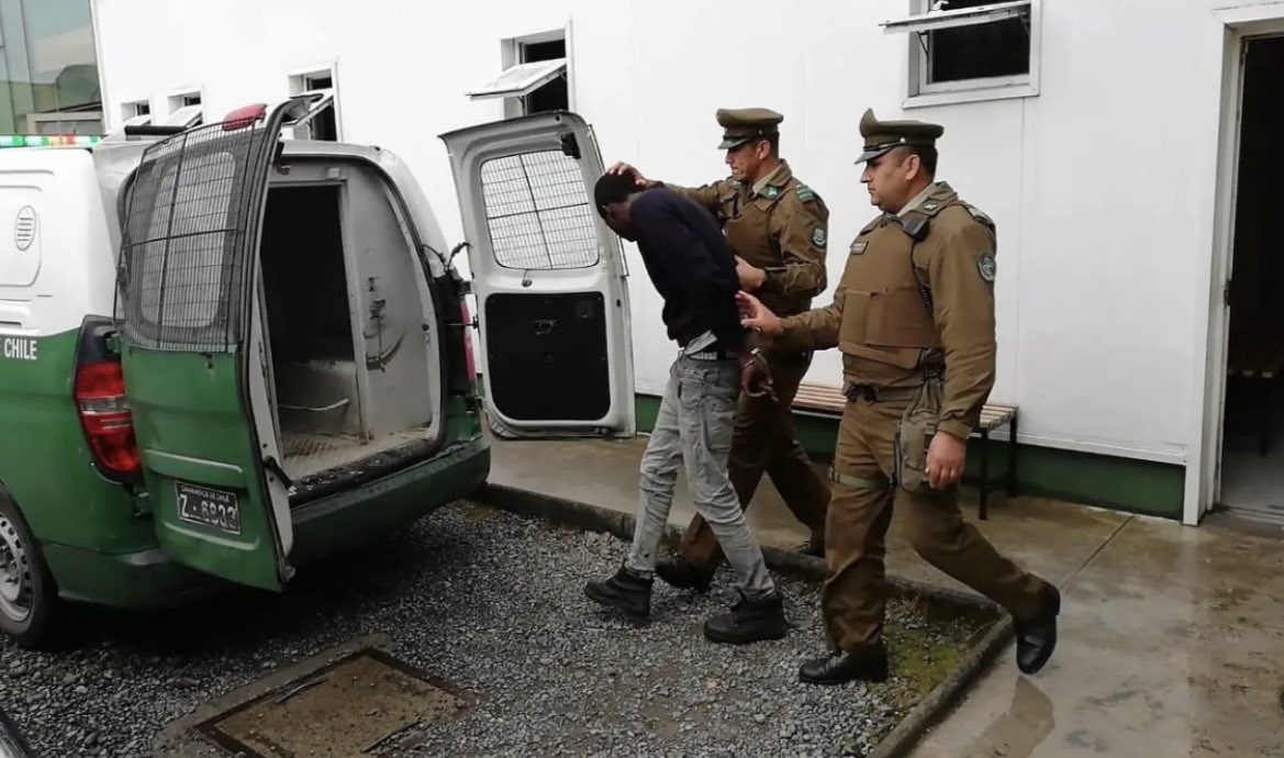 FachoSpheraCL's tweet photo. 🔴 #URGENTE: Haitiano mató a una mujer chilena y la escondió en un tambor, en la comuna de San Ramón. Fue detenido en calidad de flagrancia por personal de carabineros. https://t.co/STZYVIY1ti