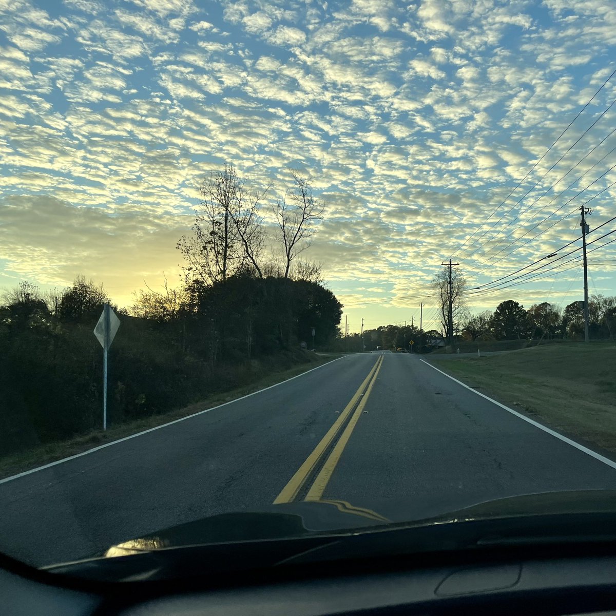 thatsmejoeybee's tweet photo. This stunning sunset on Univeter Road in Northern Cherokee County @RyanBeesleyFox5 #SunnyB 🌅 https://t.co/nthwpFjIb0