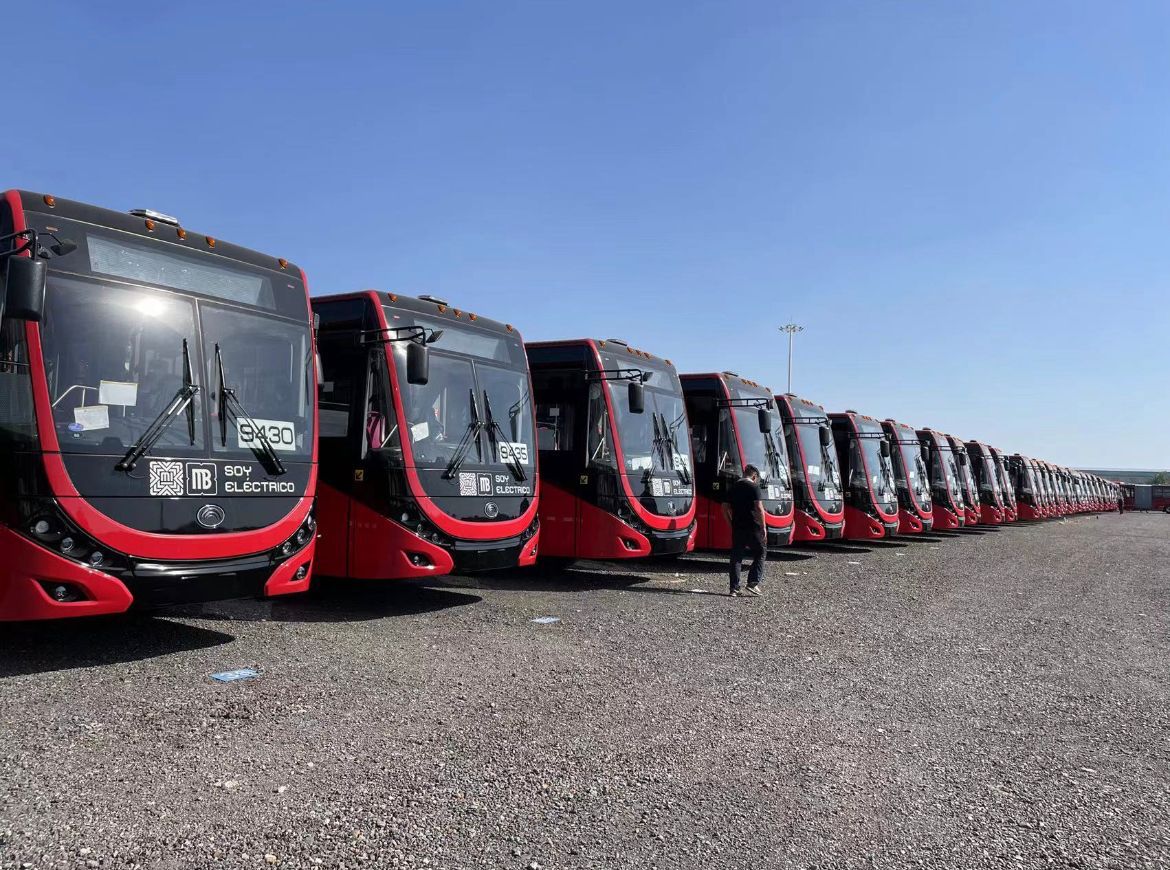 MetrobusCDMX's tweet photo. Ya están listos 50 nuevos autobuses articulados que próximamente estarán en la L3, la cual será completamente eléctrica⚡️

Estos autobuses:
🚍Son 100% eléctricos y silenciosos
🚍Ayudarán a reducir contaminantes
🚍Mejoran la calidad de viajes
🚍Reemplazarán autobuses de diésel https://t.co/aTF2T2l7RW