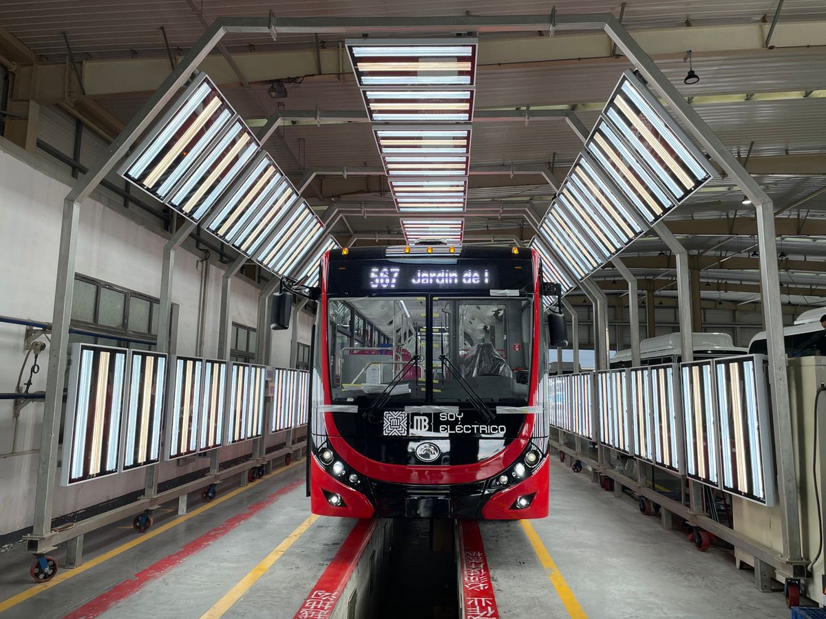 MetrobusCDMX's tweet photo. Ya están listos 50 nuevos autobuses articulados que próximamente estarán en la L3, la cual será completamente eléctrica⚡️

Estos autobuses:
🚍Son 100% eléctricos y silenciosos
🚍Ayudarán a reducir contaminantes
🚍Mejoran la calidad de viajes
🚍Reemplazarán autobuses de diésel https://t.co/aTF2T2l7RW