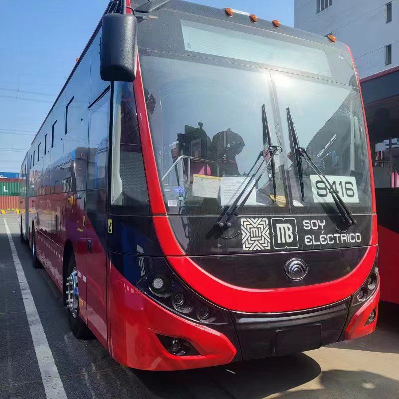 MetrobusCDMX's tweet photo. Ya están listos 50 nuevos autobuses articulados que próximamente estarán en la L3, la cual será completamente eléctrica⚡️

Estos autobuses:
🚍Son 100% eléctricos y silenciosos
🚍Ayudarán a reducir contaminantes
🚍Mejoran la calidad de viajes
🚍Reemplazarán autobuses de diésel https://t.co/aTF2T2l7RW