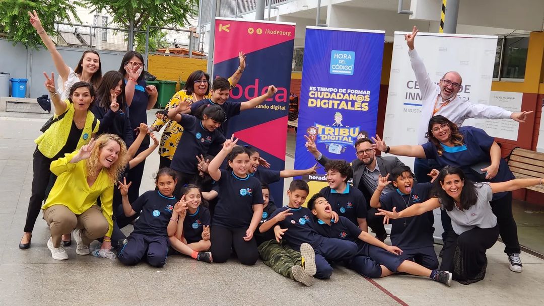 Escuelas de todo #Chile estuvieron en el lanzamiento de la <a href="/HoraDelCodigoCL/">Hora del Código CL</a> 2022 en la Escuela Santiago de Guayaquil de Huechuraba. El Liceo Bicentenario William Taylor de Alto Hospicio y la Escuela Hermanos Carrera de #Angol se sumaron #online a esta fiesta de la #programación.