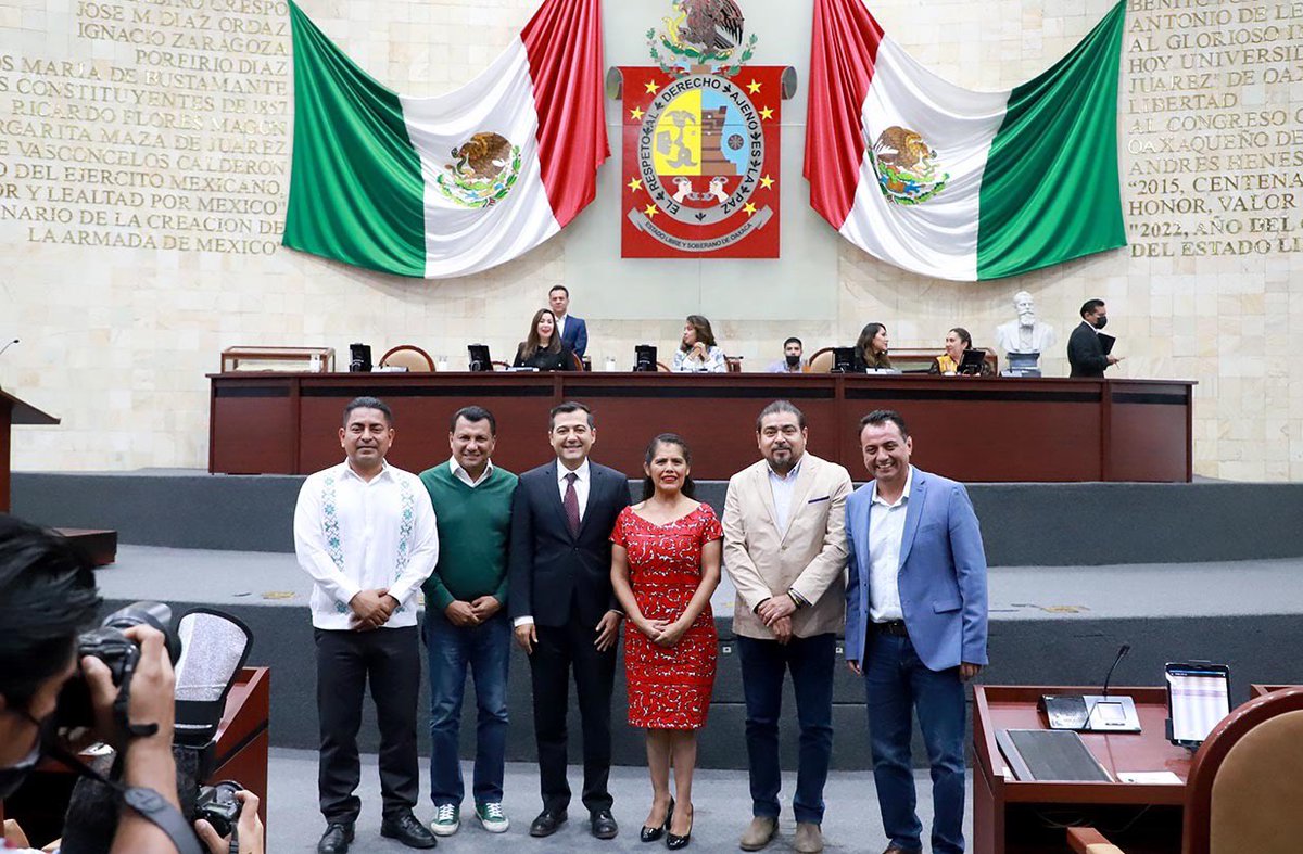 _AvilesAlvarez's tweet photo. Las y los diputados de la fracción parlamentaria del @PRIOaxaca_ presentes en la sesión #Extraordinaria correspondiente al primer año legislativo.

¡Terminó la #Sesión! Pero continuamos trabajando en favor de las y los oaxaqueños. https://t.co/8DbR4MI9Wy