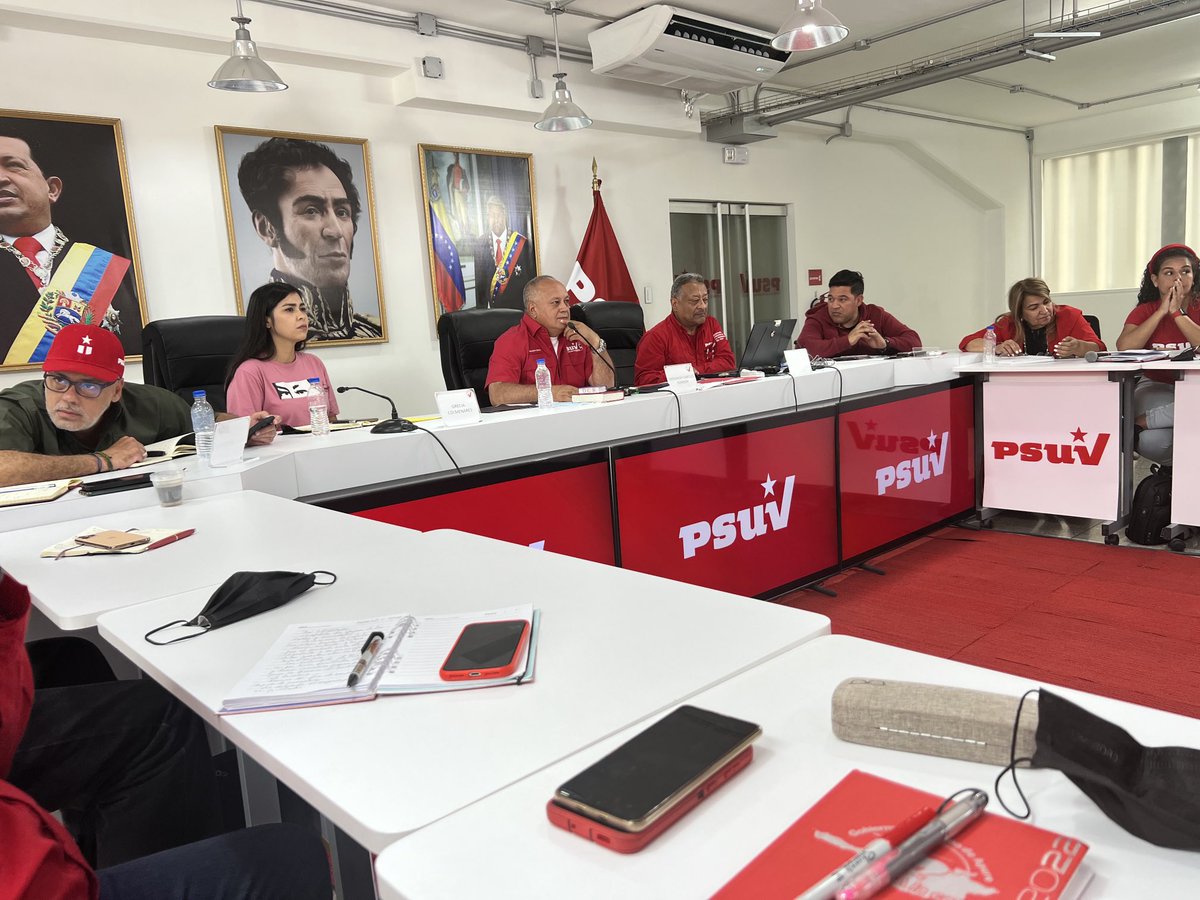 _LaAvanzadora's tweet photo. ¡Unidos, venceremos! 

Particpamos en la reunión semanal de la Dirección Nacional del @PartidoPSUV, dirigida por el 1er Vicepdte. @dcabellor. Aplaudimos la presencia y aportes del Pdte. @NicolasMaduro en la #COP27 en #Egipto. Nos preparamos para nuevas batallas y victorias. https://t.co/HOe47ttepf