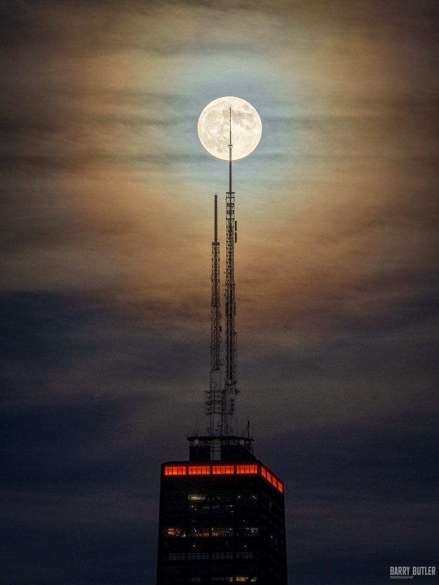 barrybutler9's tweet photo. It's Moon-Day.  Tonight at Chicago's Hancock Building.  #weather #news #chicago #ilwx #moon https://t.co/SBsjwpXhxa
