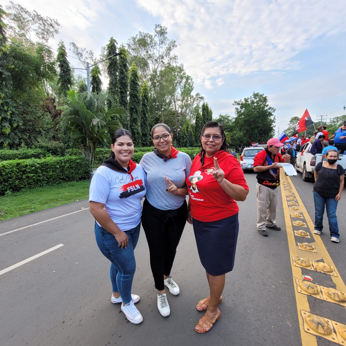 Que emocionante, esta mega caravana celebrando un triunfo 🌹🎈🌹🎈más del pueblo de #LeonRevolucion  y Nicaragua ♥️🖤🇳🇮. Viva la Revolución #UveDenisSilva #UnidosVencemosVenceremos