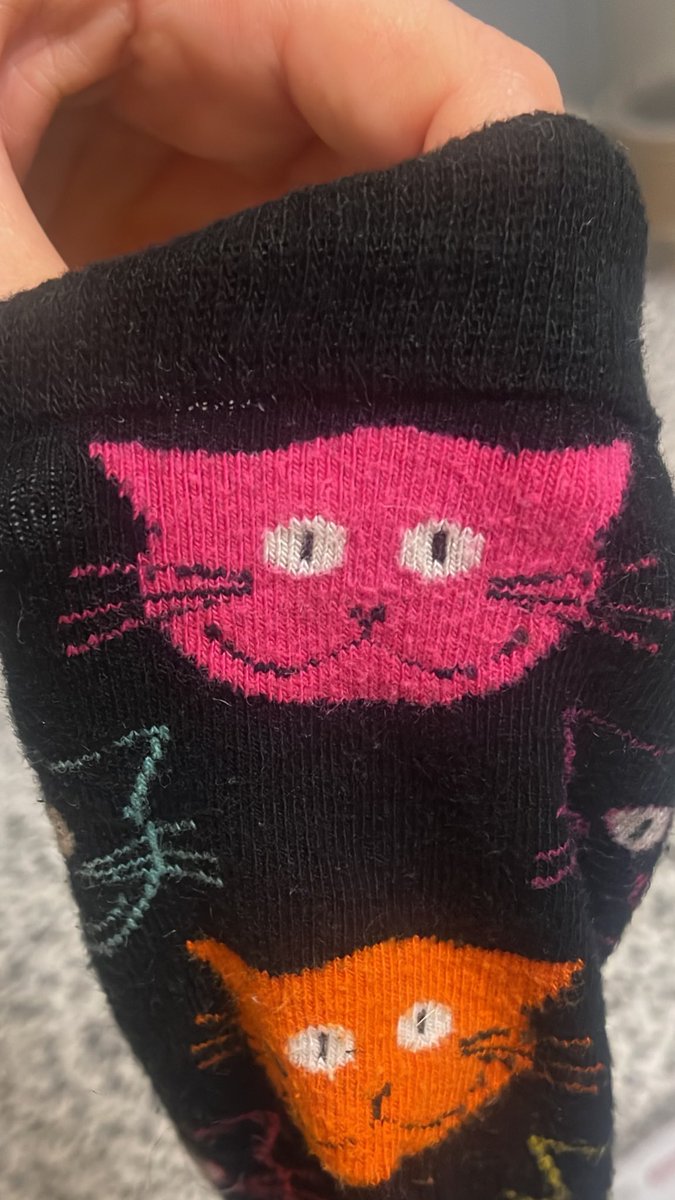 Uèilà Twitter, oggi ti regalo un contenuto speciale: il calzino spaiato simpatico del mio fidanzato.
Per altri contenuti speciali e scoppiettanti ci si vede nel 2023.
Ciao ciao