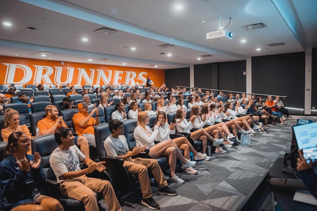 UTSAWSOC's tweet photo. Selection show views 🤩 

#BirdsUp 🤙 | #UTSADNA | #LetsGo210 https://t.co/9VUgjpunXU