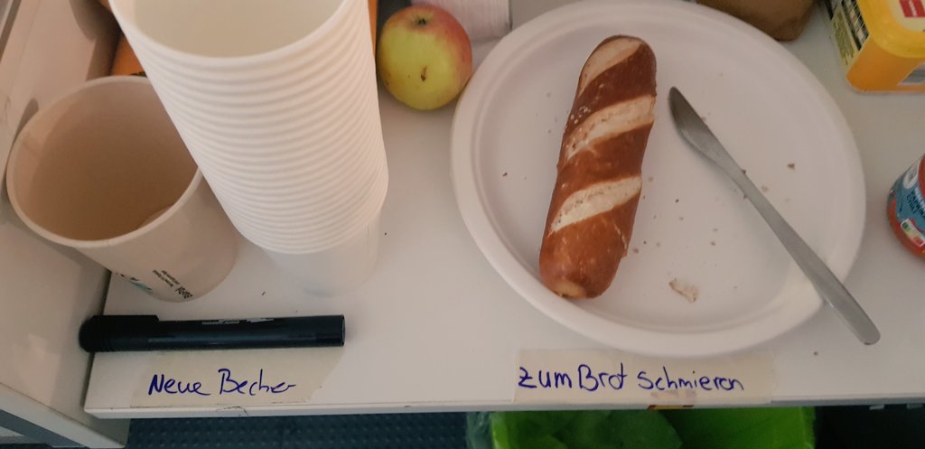 sp4c31nv4d3r's tweet photo. Ich bin gleich durch, versprochen! Das beste Team muss nocheinmal gelobt werden: Super aufmerksam stellen sie mir Essen vor die Nase, wenn ich es vergessen würde, finden meine Netzteile, achten generell aufeinander (und diese Beschriftungen!!) #PLAYliebe https://t.co/dyC2BsIEw4
