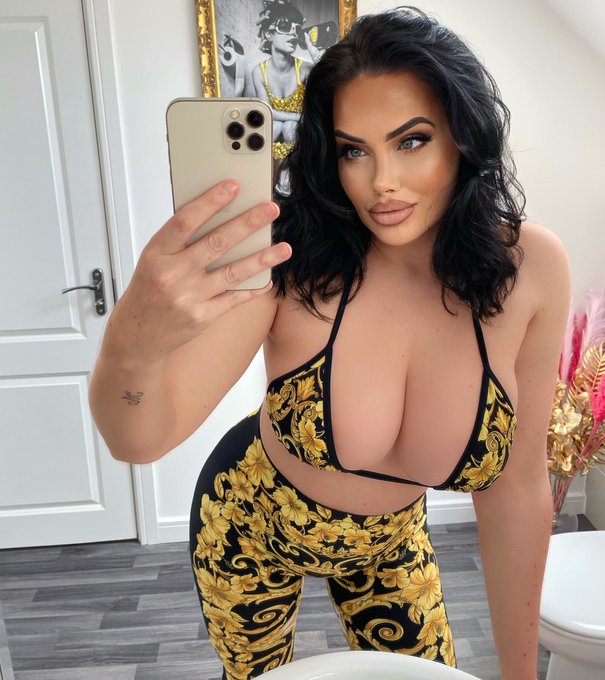 Worth spoiling 💸 https://t.co/CuVIxtcdw7<a href="/tag/fridayfun"class="tags"><span>#fridayfun</span></a>