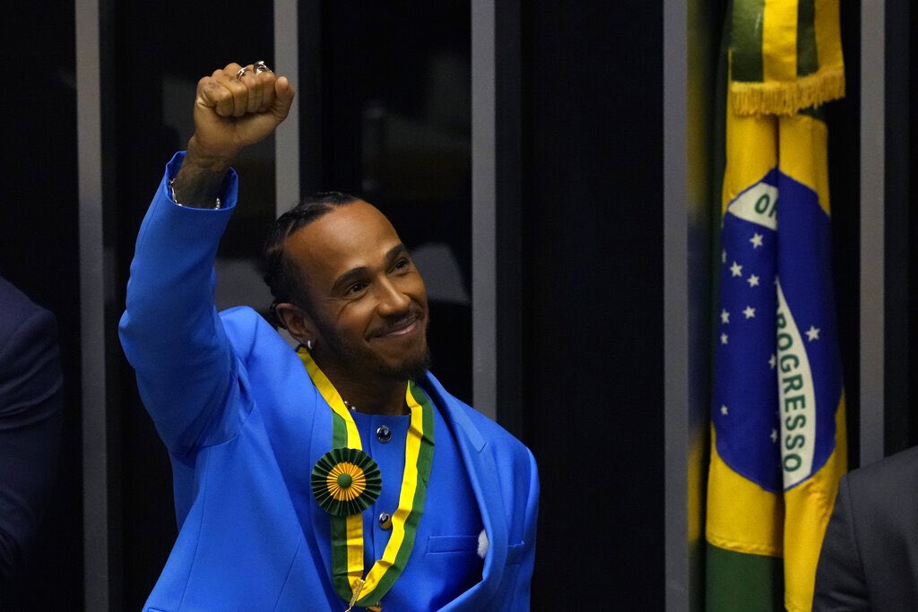 masQueMotor1's tweet photo. Lewis Hamilton fue condecorado con el título de ciudadano honorífico por el congreso de #Brasil 🇧🇷. 

“Esto honraría a Ayrton Senna, ahora soy uno de ustedes” comentó el piloto británico. El fin de semana se correrá el #SaoPauloGP en #Interlagos. 

#F1 #f12022 #LH #lewishamilton https://t.co/5O8Ia02Vn2