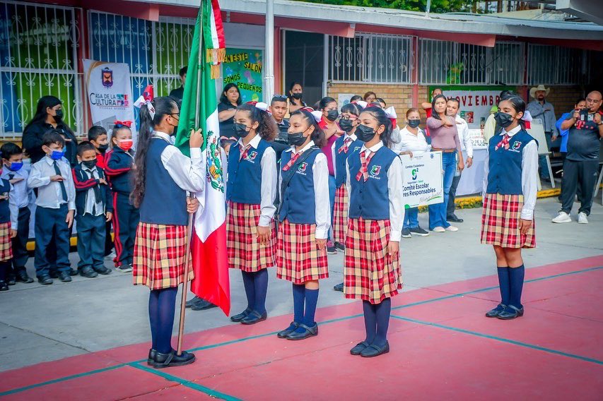 normaltrevino's tweet photo. ¡Buenos días! ☀️ 
En la primaria “Miguel Hidalgo y Costilla” iniciamos  semana laboral  con Saludo a la Bandera 🇲🇽 llevando, así como cada lunes los programas “Todos a la Escuela” y “Éntrale a la Educación Peso a Peso”.
#VamosJuntos  #coNTodo #TodosaLaEscuela #EntraleaLaEducacion https://t.co/WPuTJyuqgD
