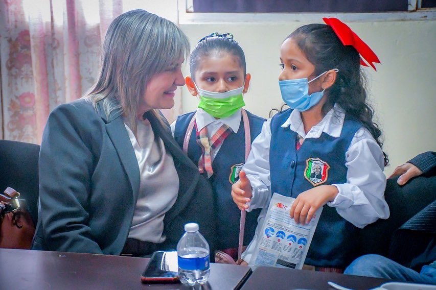 normaltrevino's tweet photo. ¡Buenos días! ☀️ 
En la primaria “Miguel Hidalgo y Costilla” iniciamos  semana laboral  con Saludo a la Bandera 🇲🇽 llevando, así como cada lunes los programas “Todos a la Escuela” y “Éntrale a la Educación Peso a Peso”.
#VamosJuntos  #coNTodo #TodosaLaEscuela #EntraleaLaEducacion https://t.co/WPuTJyuqgD