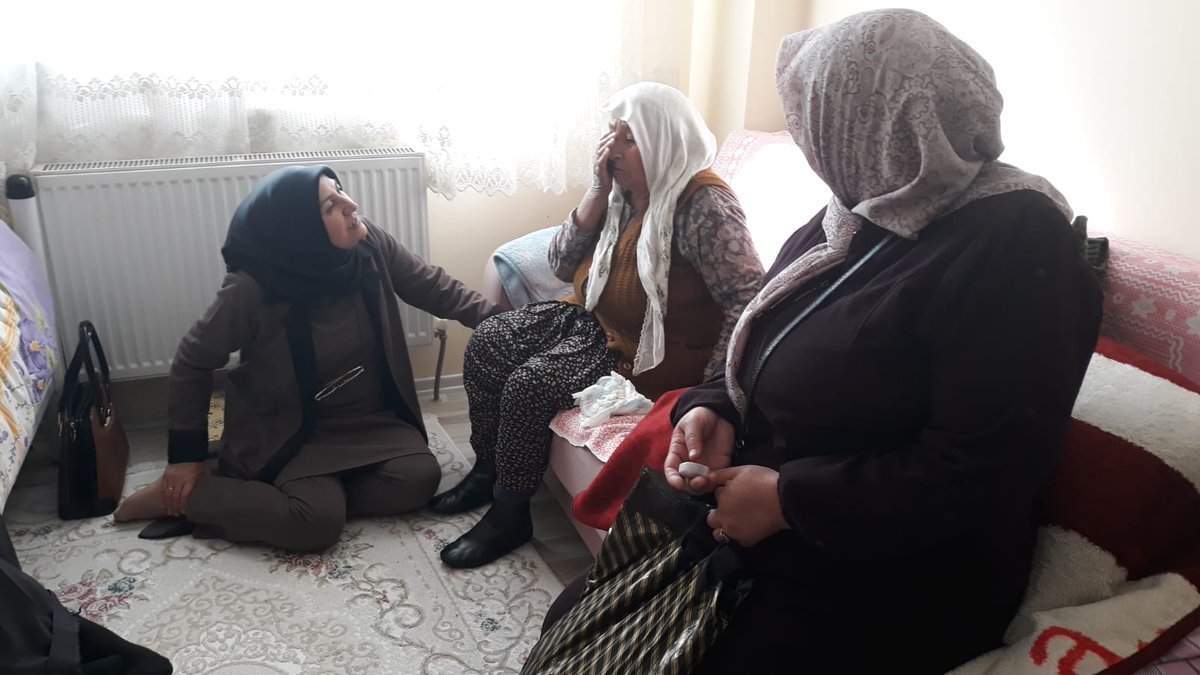 PolatliAkKadin's tweet photo. Ankara Polatlı Zafer mahallemizde #1NoluSandık ta sandık esaslı toplantımızı gerçekleştirdik. 
@aysekesir
@hatice_cakmak_
@GMAKKADIN
#1NoluSandık
#Hedef2023 https://t.co/0cQ81DeBNE