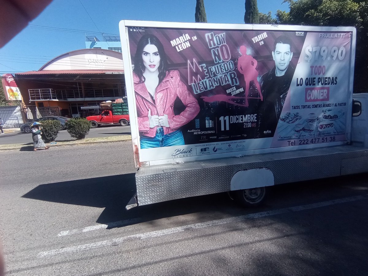 RupiReportero_'s tweet photo. 📸 Camionetas de publicidad abandonadas por el restaurante #Frullati, ya hasta se le poncharon las llantas.
Esto en las Margaritas y av. independencia. @SSC_Pue https://t.co/vpQMI2wiNT