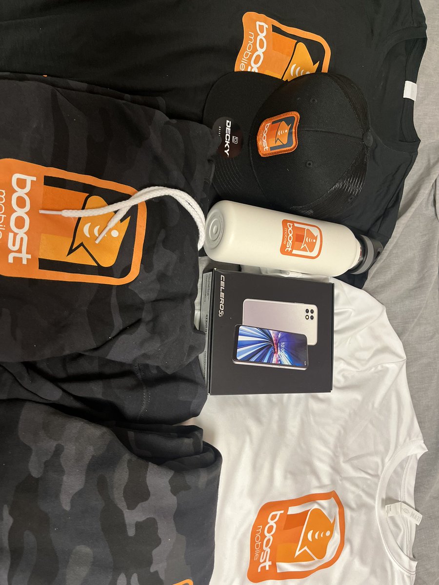 T_WilliamsD1's tweet photo. I’m excited for my new partnership with @boostmobile thanks for the swag gear and Celero 5G Phone, looking forward to a great partnership! #Teamboostmobile #NIL #Playmaker https://t.co/RrLmIYdNSI