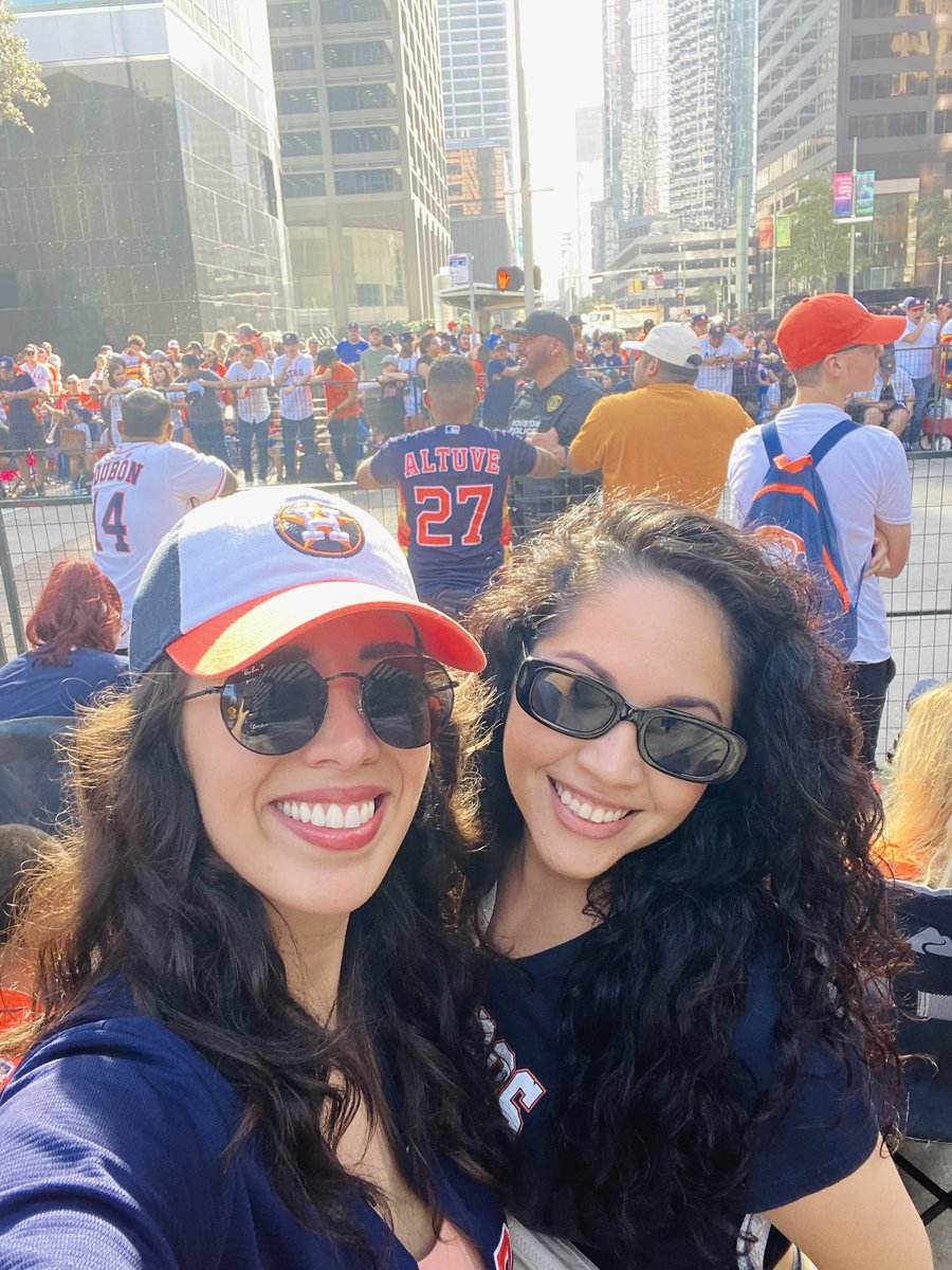 itsMsGuerra's tweet photo. Worth the three hours we spent waiting to see the World Series Champs 💛💙 #WeWantHouston #AldineConnected @JonesES_AISD https://t.co/TGzWjEYm63
