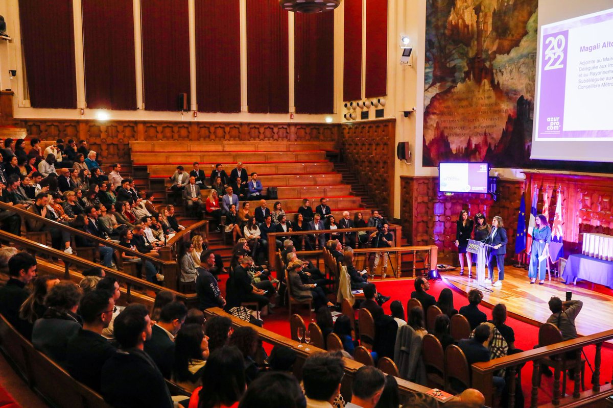 Heureuse de lancer la 20è édition ds <a href="/PalmesdeLaCom20/">Palmes De La Com’</a> d’<a href="/AzurProCom/">@AzurProCom</a>, au nom de <a href="/cestrosi/">Christian Estrosi</a>, qui récompensent les professionnels du territoire.👏🏻 aux lauréats pour leur capacité à innover et à se réinventer. Merci à <a href="/MCziczac/">MC di Martino-Dhoste</a> et son équipe pour cette soirée qui fait rayonner #Nice06