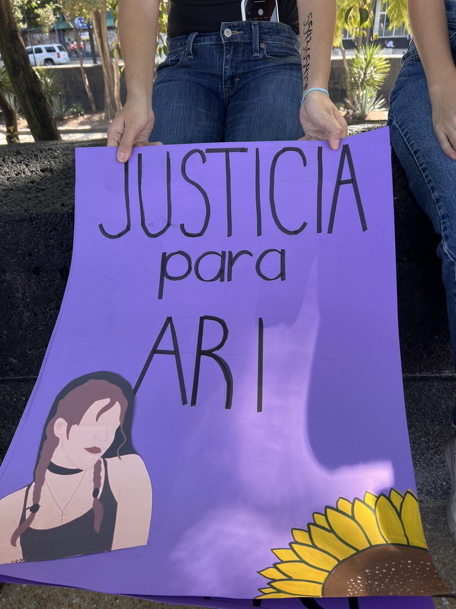 LauraBruges's tweet photo. 💜Desde el Monumento a la Revolución con destino al Zocalo Capitalino se preparan familiares y colectivas feministas para exigir justicia en el caso del feminicidio de Ariadna Fernanda.

#JusticiaParaAri 
#NiUnaMenos https://t.co/xOPsGyecco