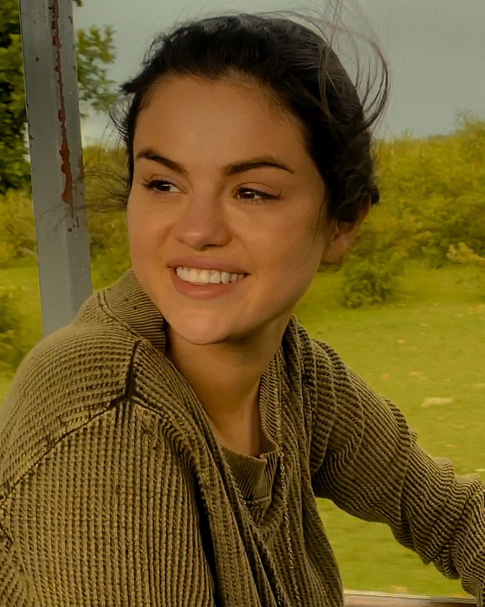 SelenaFanClub's tweet photo. In honor of #WorldKindnessWeek, mention a friend in the replies and tell them something to brighten their day ☀️ 

We’ll go first: @SelenaGomez thank you for making us feel heard and for sharing your story. We are so proud of you 🤍 https://t.co/bvGylQVHzl