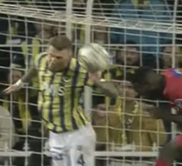 baybora05's tweet photo. Galatasaray maçlarından sonra olmayan pozisyonlar için haftalarca konuşan Semra Özal döneminin Beşiktaş efsanesi Rıza Çalımbay doğrandığı Fenerbahçe maçından sonra karakterine yakışır şekilde hakemle ilgili tek kelime etmedi... https://t.co/iaEImI1GEg