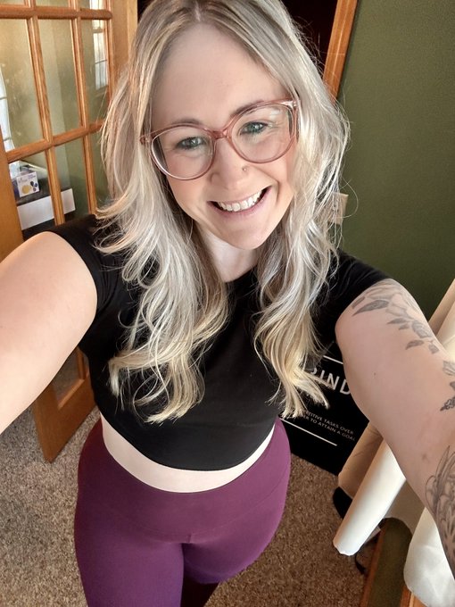 Happy Monday y&rsquo;all   We are Live on Twitch.. come hang out🥰  Link 👇 https://t.co/6EEHrcqpcD