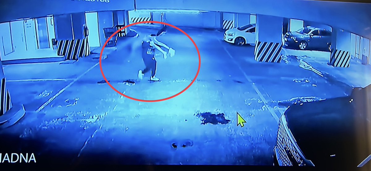 c4jimenez's tweet photo. ASÍ SACÓ RAUTEL a ARIADNA
Son imágenes de la forma en q este tipo la cargó para llevarla a su camioneta en un edificio de @AlcCuauhtemocMx
De ahí la llevaron a Morelos para tirar su cuerpo.
Hoy Rautel se entregó y se dijo inocente.
@FiscaliaCDMX lo acusa de feminicidio https://t.co/YxUBDXBL75