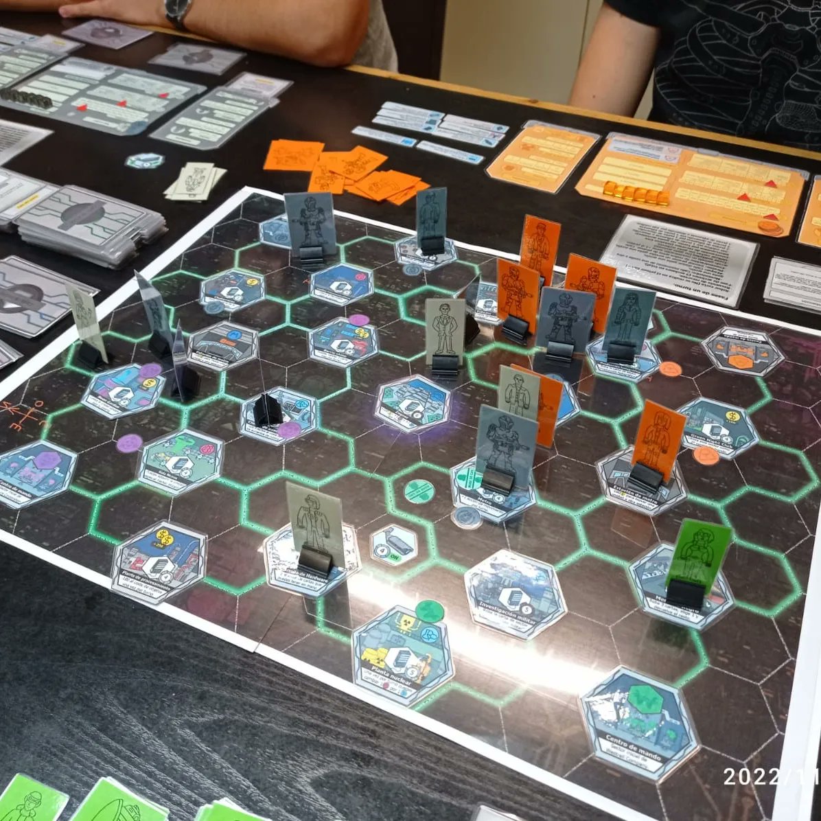 ClubDreadnought's tweet photo. Este domingo estrenamos el Tiletum, un euro muy muy euro 😁 de la escuela italiana. Y también seguimos con las pruebas de juego del Systen Decay de nuestro amigo Keyrus. 😏
#clubdreadnought #juegosdemesa #eurogames #boardgames #tiletum #systemdecay #domingos https://t.co/8FeLqRCaZc