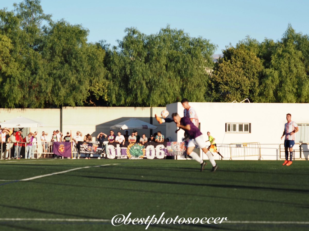 bestphotosoccer's tweet photo. Sé que la foto no tiene la calidad que debiese pero algunas veces no me sale bien la foto. Pero que @antonioLg19 meta la cabeza de esa forma es de locos y encima fue el gol del @RealJaenCF ⚪️🟣💜🦎 contra el @ArenasOficial
#HalaJaén
#SentimientoCentenario https://t.co/Id7dYQkYzT