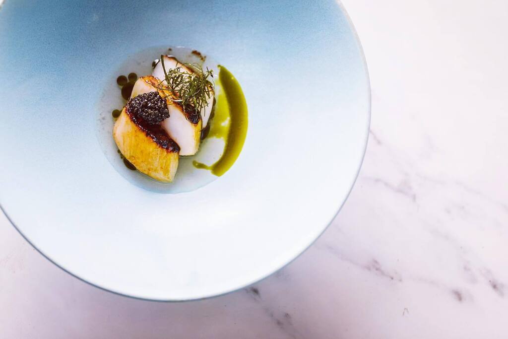 A @deanbankspompadour classic - BBQ Orkney Scallop, kaffir lime, Scottish dashi with <a href="/maraseaweed/">maraseaweed</a> and @exmoorcaviar 

@chefdeanbanks @hearty_derlet <a href="/fraser_cooper/">Fraser Cooper</a> @grantandersondotme 

#chef #chefsofinstagram #aa #aarosette #michelin #michelininspectors #hardens. #chefsroll …