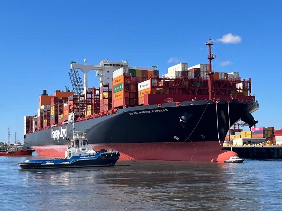 PuertoDockSud's tweet photo. ¡Ayer ingresó a la terminal de @Exolgan el buque Río de Janeiro Express, es el portacontenedor más grande que llegó a nuestro puerto en su historia! https://t.co/ilvbJol3bF
