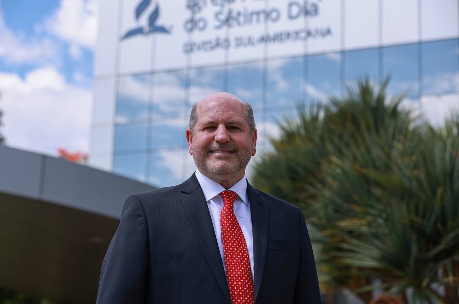 O pastor Marcos De Benedicto dedicou quase 36 anos à Casa Publicadora Brasileira. Por isso, ao se aposentar no fim deste ano, o atual editor-chefe e editor da Revista Adventista deixará um enorme legado, que a gente tentou sintetizar neste perfil: bityli.com/mTWEotyJ.