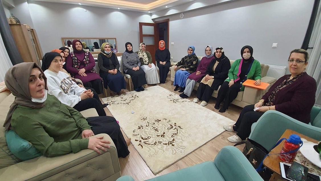 AK Kadınlar sandıklara sahip çıkıyor. İl il, ilçe ilçe, mahalle mahalle... Bugün #1NoluSandık  her gün bir sandık... Farkı kadınlar yaratacak... 
Güzel ülkemde, 5,5 milyon üyesi, 500 bini aşan aktif gönüllü çalışanı ile AK Parti kadınların partisidir.