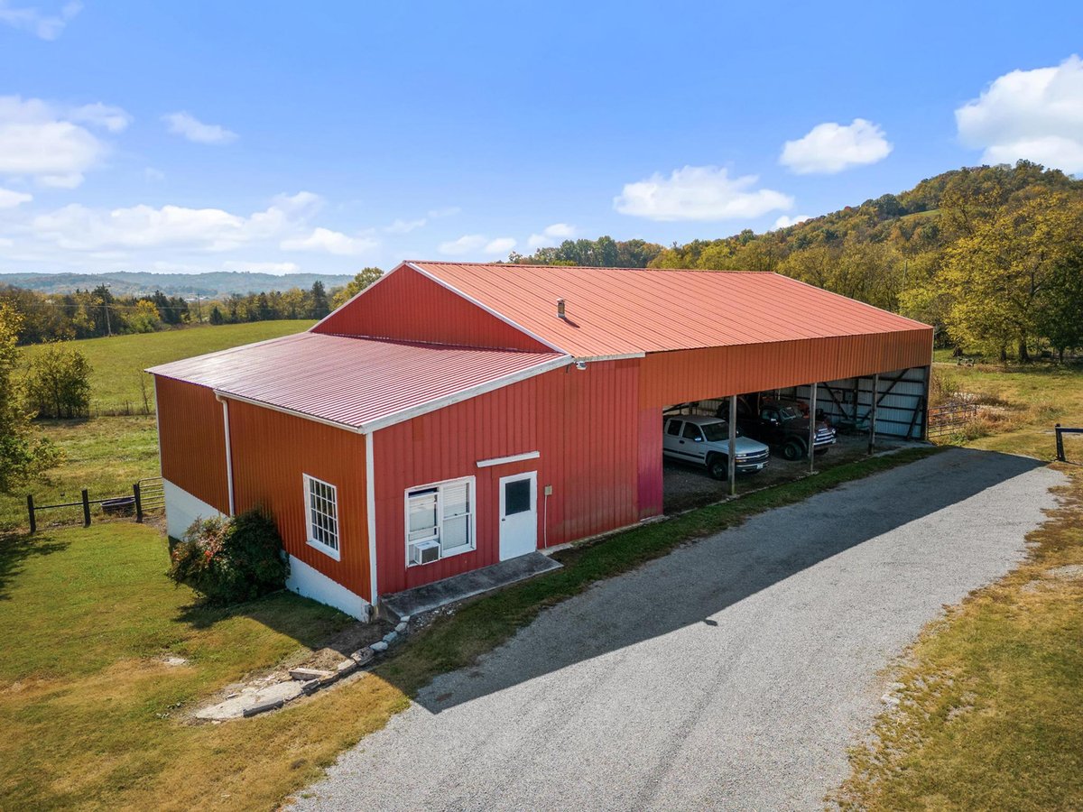 BobParksAuction's tweet photo. ABSOLUTE AUCTION - Beautiful Brick Home, Creek, Barns &amp; 11.49 Acres. Features 3 BR, 3 full baths, hardwood floors, fireplace, massive family room, sunroom, granite counter tops and much more. 1321 Doolittle Road, Woodbury https://t.co/WhHl94GjFp https://t.co/GIqha2LAJz
