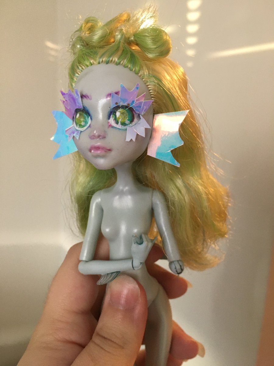 SketchBline's tweet photo. My first custom monster high doll, Lagoona... I would adore to hear what yall think 😳(I still need practice but I'm trying to learn)
#ooakmonsterhigh #ooakdoll #customdoll https://t.co/onxPHGhpLb