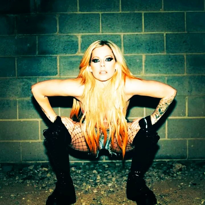 amodafashionz's tweet photo. NOTÍCIA FASHION
AVRIL LAVIGNE
Avril Lavigne é destaque para a revista InLove, edição Inverno 2023.
#avrillavigne #capaderevista #revistas #inverno2023 #cantora #famosasqueinspiram #famosas #fashionstyle #album #Glam #glamour #modainstagram #modainstagram https://t.co/w5WZphOKdp