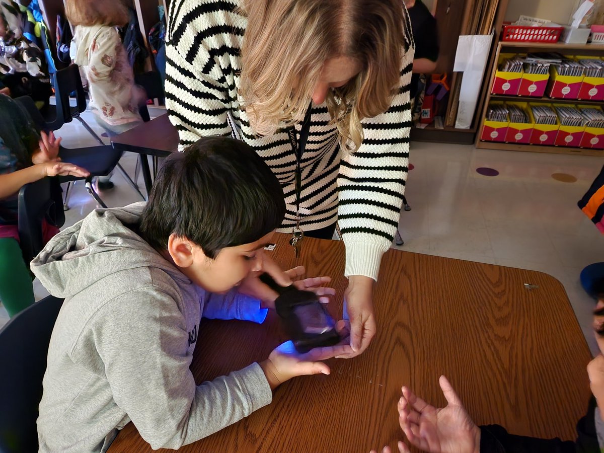 KolLSEArts's tweet photo. Whats the number 1 way to prevent communicable diseases? Thoroughly wash your hands! At least 20 seconds. Don't forget your knuckles, nails, and near your thumbs! Thank you to Nurse Ashley for supporting our Health Unit! @LSEArts #healthyhabits https://t.co/PfbcttyaTn