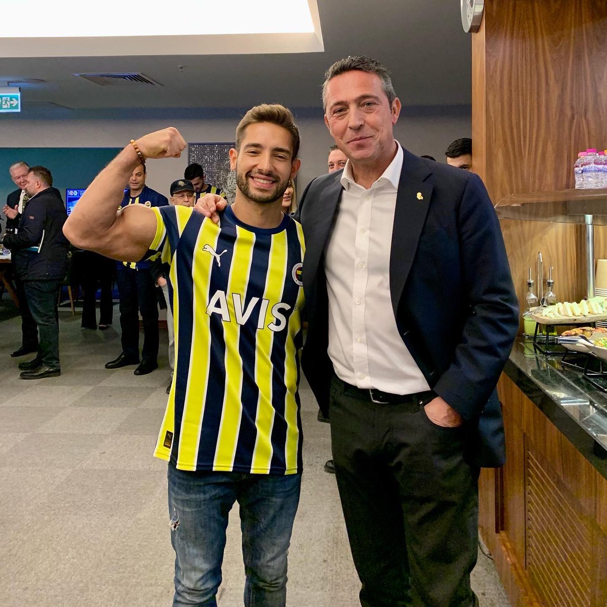 Colakibrhm95's tweet photo. Maç daveti ve forma için çok teşekkür ederim başkanım 🙏🏼sizinle tekrar görüşmek mutluluk vericiydi😇 #alikoç #fenerbahçe #FBSVS #FB #thecolak #FbvsSvs https://t.co/XrSXmCb111