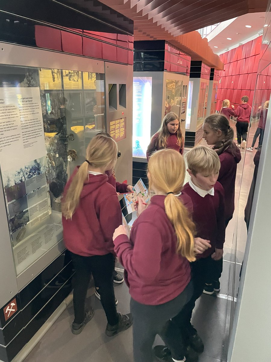 CymerPrimary's tweet photo. #CAPOakclass had a great day today at the @The_Waterfront 😊 We were able to see our collage that we created at the exhibit of ‘Kings of the Underground’ with @VisionFountain 🎨 What a fantastic miners project to be apart of as we learnt more about our local area and people! https://t.co/0mveQUV3MB