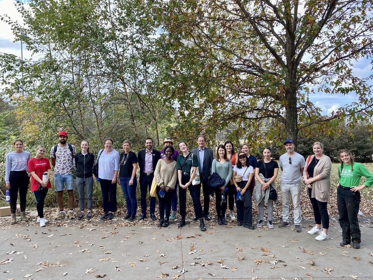 NLinAtlanta's tweet photo. Great to see the EU coming together for our planet during the #ClimateDiplomacyWeek2022. We thank @TreesAtlanta for giving us the opportunity to assist with tree care and forest restoration at the @AtlantaBeltLine ๐ณ๐ฟ https://t.co/KddcsUugSj