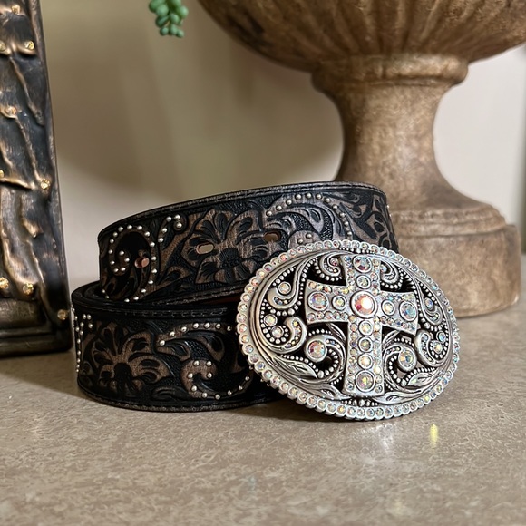 VickiRRaymond2's tweet photo. So good I had to share! Check out all the items I'm loving on @Poshmarkapp #poshmark #fashion #style #shopmycloset #pinkvictoriassecret #zara #justinboots: https://t.co/lgRNmUNcjN https://t.co/dvmWQhvt5Q