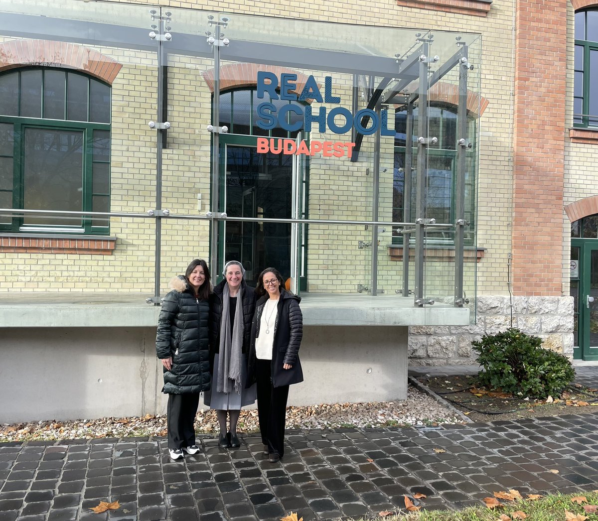 colemontse's tweet photo. Reprenem les visites a escoles innovadores d’Europa dins el #ProjecteErasmus en el que participem! Aquesta setmana estem a la @RealSchoolBP de Budapest: “the way to a Relevant Entrepreneurial Art-filled Learning”! Oportunitat per a compartir coneixement amb #SegellColeMontse! https://t.co/7AifRAOJBS