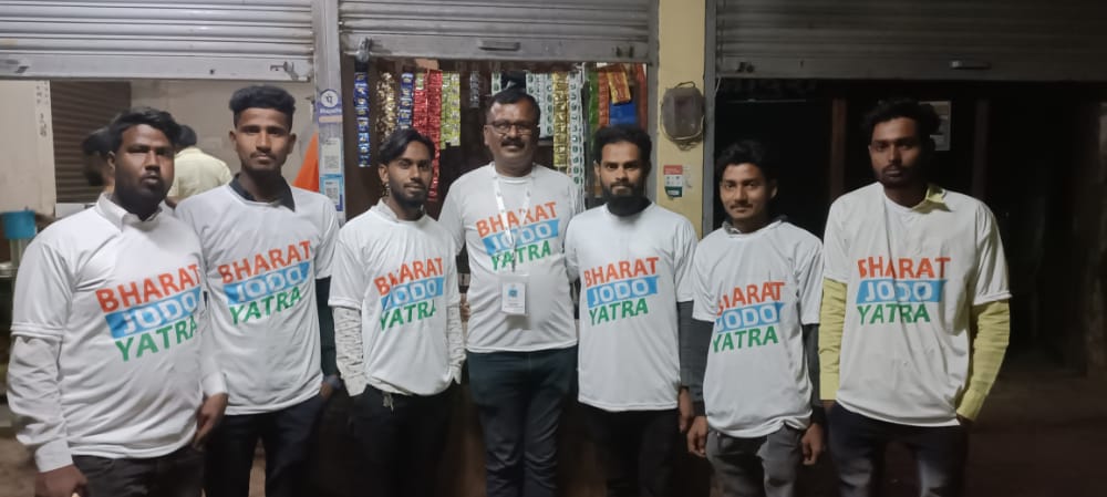 JaliKamalakar's tweet photo. Voice of the Degloor youth of Maharastra 👇 #BharathJodoYatra. Thanking @RahulGandhi ji. @priyankagandhi @digvijaya_28 @Jairam_Ramesh @jothims @vbwalia @Allavaru @KKShastrii @GauravPandhi @INCIndia https://t.co/ftIEZe2J7N